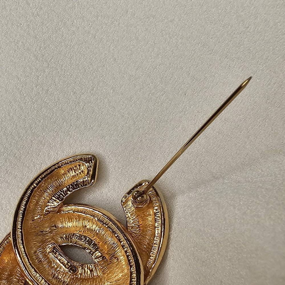 CHANEL Iconic Vintage Brooch - Picture 8 of 13